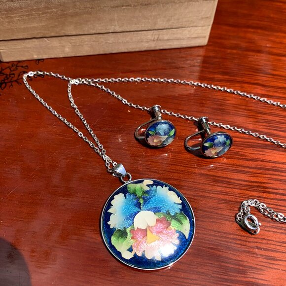 Vtg Asian Lily Floral Cloisonne Necklace and Screw Back Earring Set - Picture 2 of 13